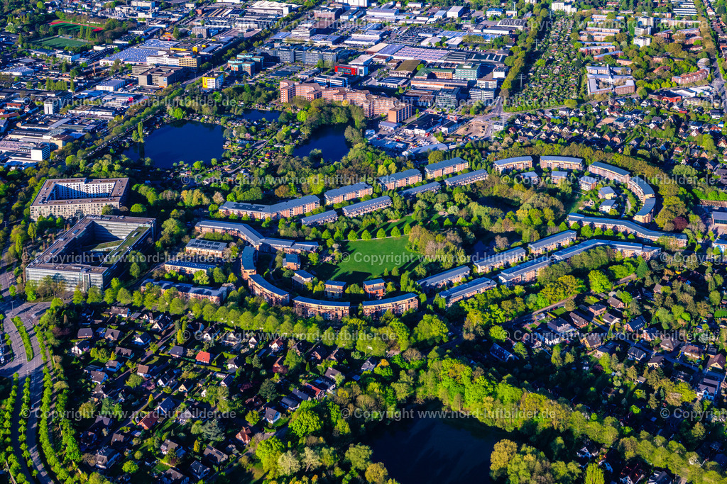 Hamburg_Wandsbek_Wohnanlage_Trabrennbahn_Farmsen_ELS_9772270425 | HAMBURG 27.04.2025 Blick auf den Wohnpark im Grünen auf dem Gelände der ehemaligen Trabrennbahn Farmsen am Max-Herz-Ring im Stadtteil Farmsen-Berne in Hamburg. // View of the residential area Wohnpark im Gruenen at the area of the former harness racing track Farmsen at Max-Herz-Ring in the district Farmsen-Berne in Hamburg. Foto: Martin Elsen