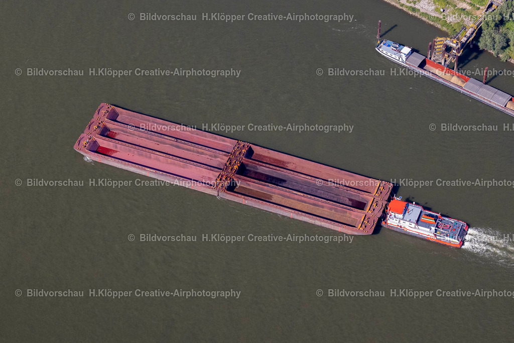 Luftbild Duisburg-4668 | Luftbildfotografie Schiffe und Schleppverbände der Binnenschiffahrt in Fahrt auf der Wasserstraße des Flußverlaufes in Duisburg im Bundesland Nordrhein-Westfalen, Deutschland - Realisiert mit Pictrs.com