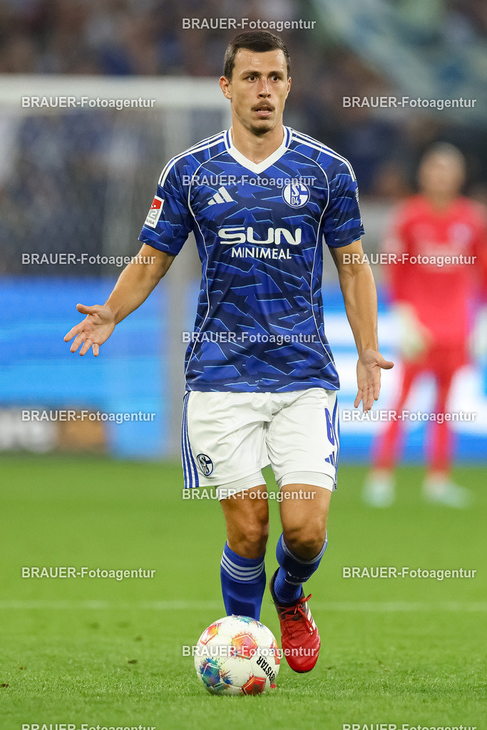 1_S04BER_20250801_1950.JPG -  - FC Schalke 04 - Hertha BSC Berlin - 2. Bundesliga | Gelsenkirchen, Deutschland, 01.08.25: Ron Schallenberg (FC Schalke 04) in Aktion, am Ball, Einzelaktion waehrend des Spiels der 2. Bundesliga zwischen FC Schalke 04 - Hertha BSC Berlin in der Veltins-Arena am 01. August 2025 in Gelsenkirchen, Deutschland. (Foto von Stefan Brauer/Brauer-Fotoagentur)DFB/DFL REGULATIONS PROHIBIT ANY USE OF PHOTOGRAPHS AS IMAGE SEQUENCES AND/OR QUASI-VIDEO.
