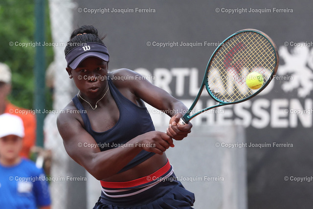 2024.07.20TennisFinaleDa_1424 Kopie | Darmstadt am 21. Juli 2024 xJFAx  48. Internationalen Damen-Tennisturnier des TCB 2000 Darmstadt Finale Angela FITA BOLUDA (ESP) vs Victoria MBOKO (CAN) Bild: v. li. Victoria MBOKO (CAN) spielt eine Rückhand. - Realisiert mit Pictrs.com