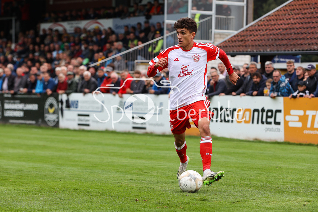 DJK Vilzing - FC Bayern Amateure | Younes AITAMER (FCB #17) am Ball / Freisteller / Einzelfoto