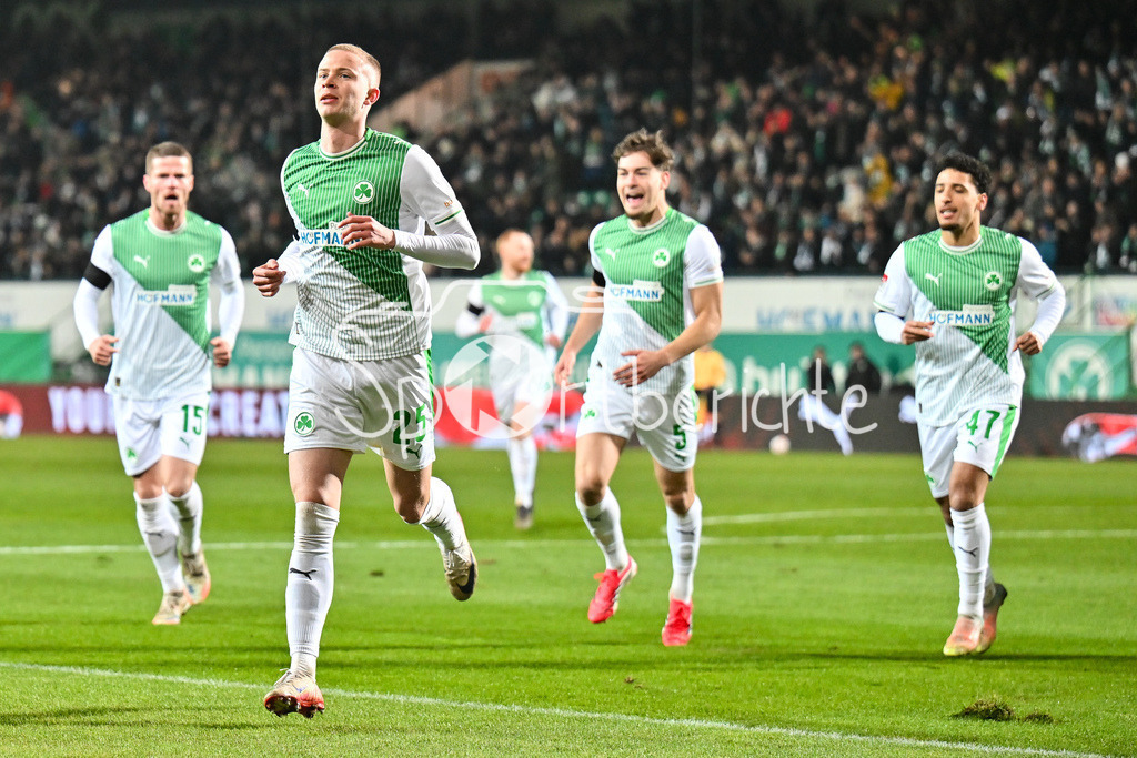 SpVgg Greuther Fürth - 1. FC Magdeburg | FUERTH, GERMANY - 06. FEBRUARY: Jubel der Fürther nach dem Treffer zum 1-0 durch Brynjar Ingo BJARNASON (SpVgg Greuther Fürth 25) / Tor / Torschuetze / Freude / Happy während dem Match zwischen der SpVgg Greuther Fürth und dem 1. FC Magdeburg am 21. Spieltag der 2. Bundesliga im Sportpark Ronhof Thomas Sommer