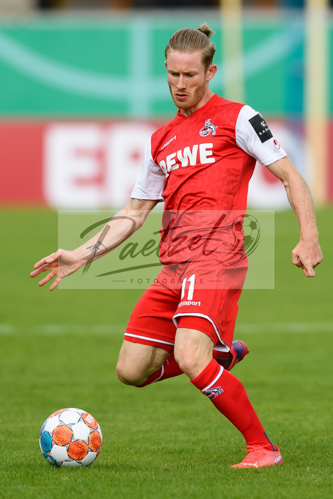 JENKOE20210808_207 | Fussball, Herren: Florian Kainz (1. FC Koeln) in Aktion, am Ball, Einzelaktion beim Spiel der 1. Runde im DFB-Pokal zwischen FC Carl Zeiss Jena und 1. FC Koeln im Ernst-Abbe-Sportfeld am 08.08.2021 in Jena, Deutschland.DFB / DFL REGULATIONS PROHIBIT ANY USE OF PHOTOGRAPHS AS IMAGE SEQUENCES AND/OR QUASI-VIDEO. - Realisiert mit Pictrs.com
