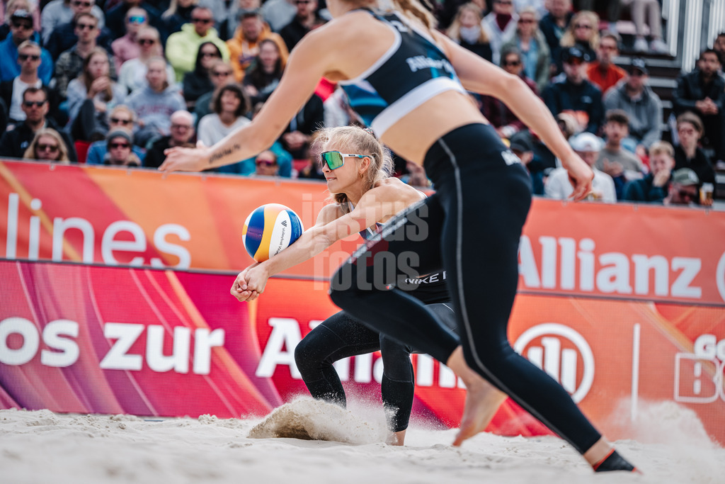 Beachvolleyball | Frauen | German Beach Tour 2024 | Tourstop Bremen | 09.06.2024 | Paula Schürholz nimmt den Ball an