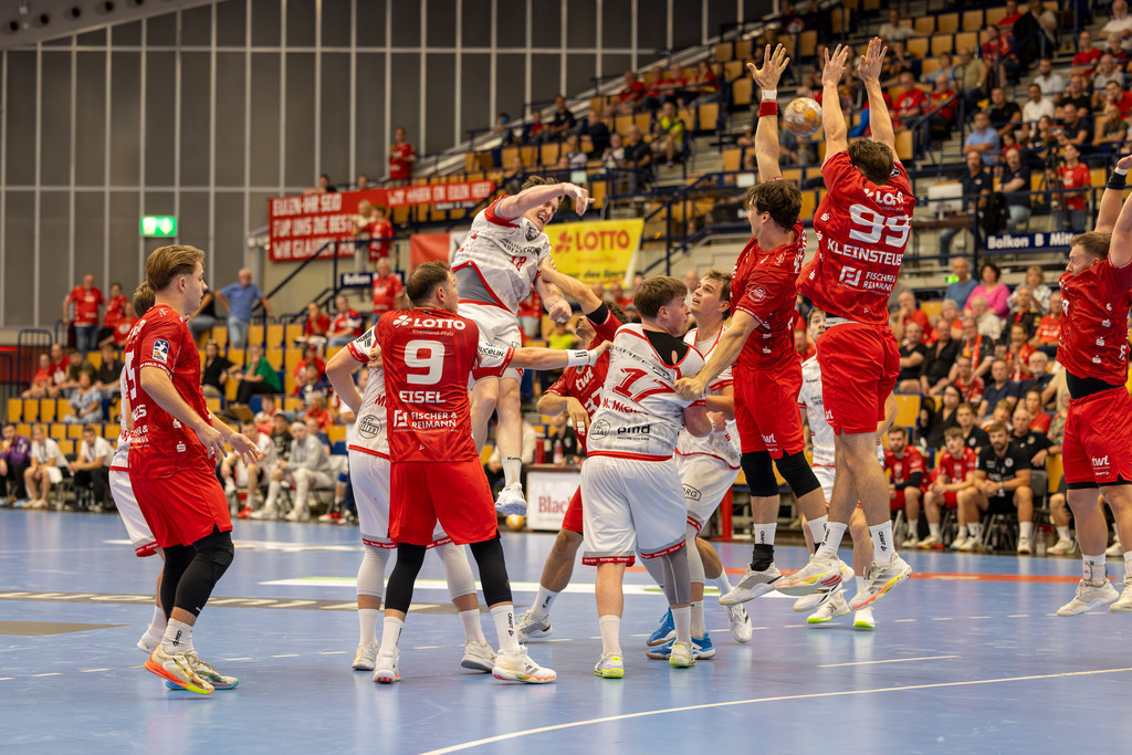 2. HBL (Handball-Bundesliga), Saison 2026/27, 1. Spieltag: Eulen Ludwigshafen gegen TuS Ferndorf | 2. HBL (Handball-Bundesliga), Saison 2026/27, 1. Spieltag: Eulen Ludwigshafen gegen TuS Ferndorf***Die Abwehr der Eulen blockt den Freiwurf von Ferndorf - Realisiert mit Pictrs.com
