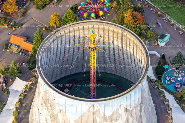 Kalkar241014411 | Luftbild, Kalkar Wunderland, Energy Factory am Fluss Rhein, Familienpark mit Events wie Achterbahn und Wildwasserbahn und Fahrgeschäften, Hotel, Kongresszentrum, Gastronomie, Kettenkarussell Vertical Swing im Kühlturm, Hönnepel, Kalkar, Niederrhein, Nordrhein-Westfalen, Deutschland
