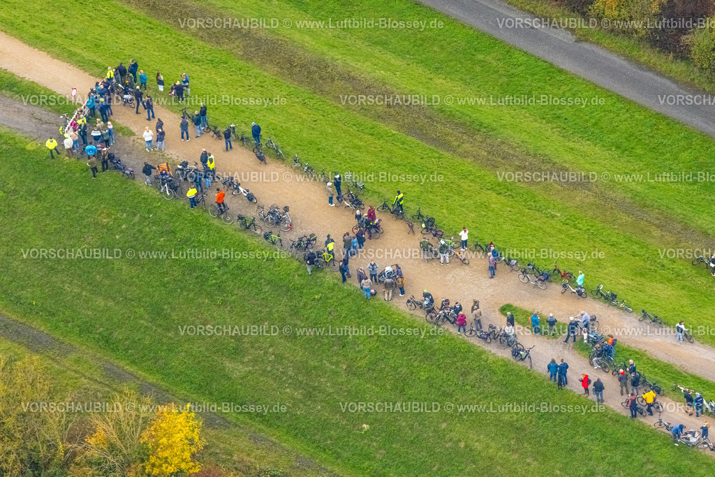 Hamm251000047Gersteinwerk | Luftbild, mit großem interesse verfolgten tausende Zuschauer die Sprengung des Gersteinwerk Schornsteins mit einer halben Stunde Verspätung. Der 282 Meter hohe RWE-Schornstein fiel exakt in das vorbereitete Schotterbeet. Stadtgrenze Werne, Hamm Nordrhein-Westfalen, Deutschland