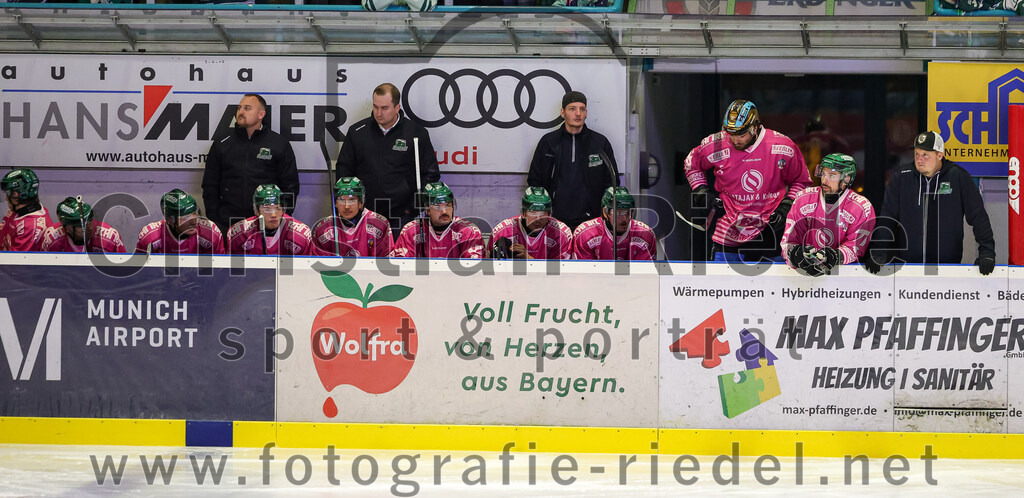 2025-10-10_031_TSV_Erding_gegen_onesto_Tigers_Bayreuth | Erding, Deutschland, 10.10.2025:Eishockey, Oberliga Süd 2025 / 2026, 7. Spieltag, TSV Erding gegen onesto Tigers Bayreuth, Endergebnis: 2:5Co-Trainer Maximilian Helling (Erding Gladiators), Teamchef Dominik Quinlan (Erding Gladiators)Foto: Christian Riedel / fotografie-riedel.net