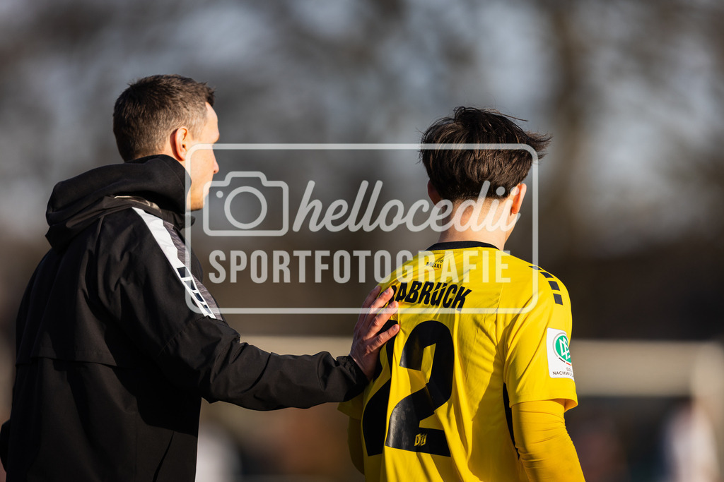 Fußball I Herren I Saison 2025-2026 I Freundschaftsspiel I VFL Osnabrück A-Junioren - JFV Bremen-050 | Tim Danneberg (Trainer, VFL Osnabrück A-Junioren) motiviert Maxim-Joel Schnurr (22, VfL Osnabrück A-Junioren) - Realisiert mit Pictrs.com