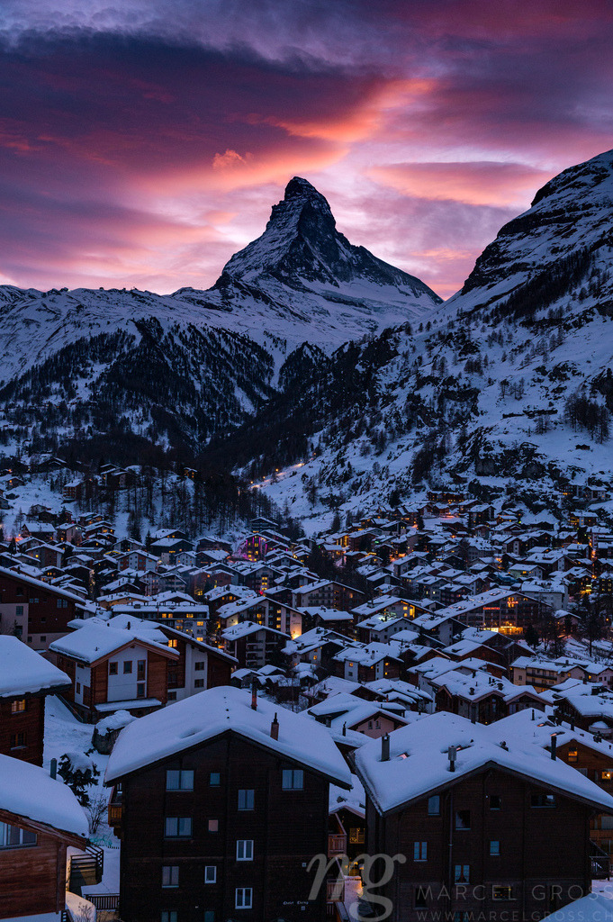 The village of Zermatt in front of the Matterhorn at a wonderful Sunset in the Swiss Alps | Die ideale Geschenkidee für Naturliebhaber. Naturbilder von Marcel Gross Photography für ihr Zuhause in den verschiedensten Formaten und Materialien. - Realisiert mit Pictrs.com