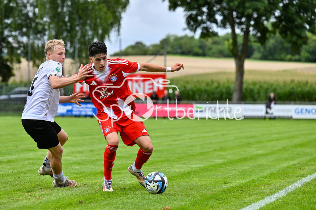SSV Ulm 1846 Fussball U19 - FC Bayern München U19 | im Duell Benedikt EHE (SSV Ulm U19 6) und Deniz OFLI (FCB #3) / Zweikampf / U19 DFB Nachwuchsliga: SSV Ulm 1846 Fussball - FC Bayern München, Hauptspielfeld Langenau am 02.08.2025