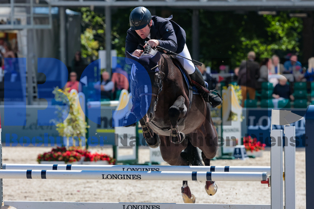 Longines Balve Optimum - Springen Samstag {date} -  | {headline}(Foto: Sebastian Sendlak / BOND) - Realisiert mit Pictrs.com