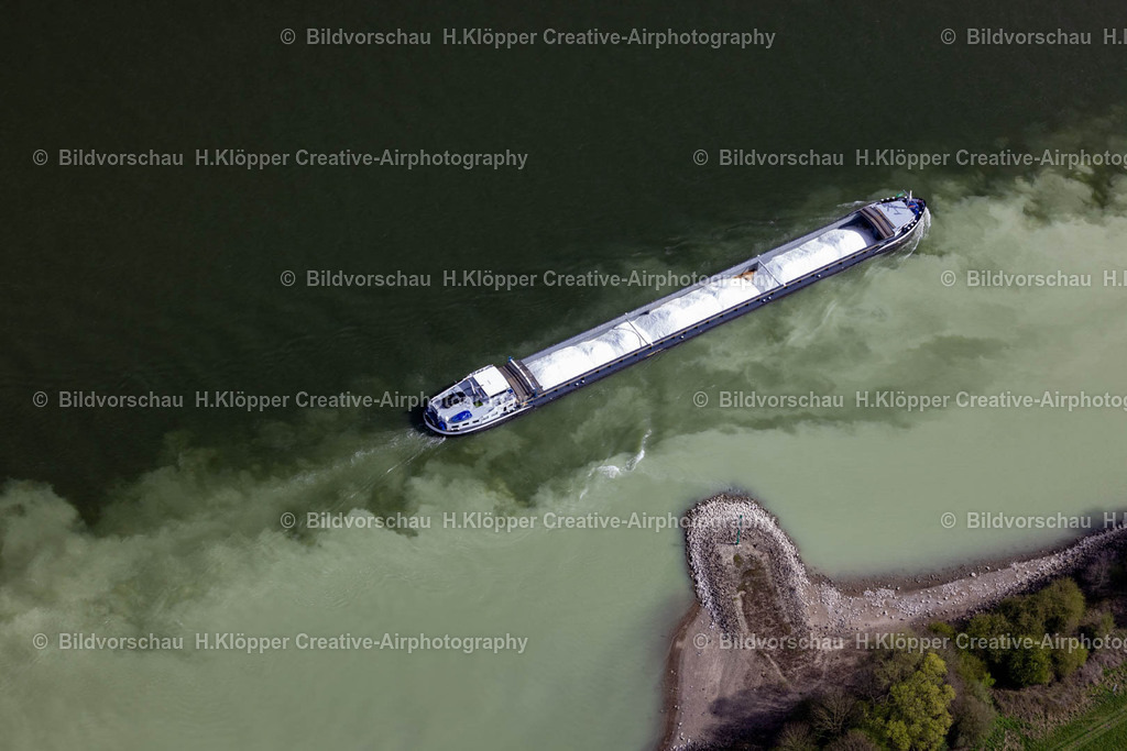 Luftbilder Rheinberg-1012 | Luftbildfotografie Frachtschiff- und Schüttgutfrachter auf der Binnenschiffahrts- Wasserstraße des Flußverlaufes an der Straße An der Momm in Rheinberg im Bundesland Nordrhein-Westfalen, Deutschland - Realisiert mit Pictrs.com