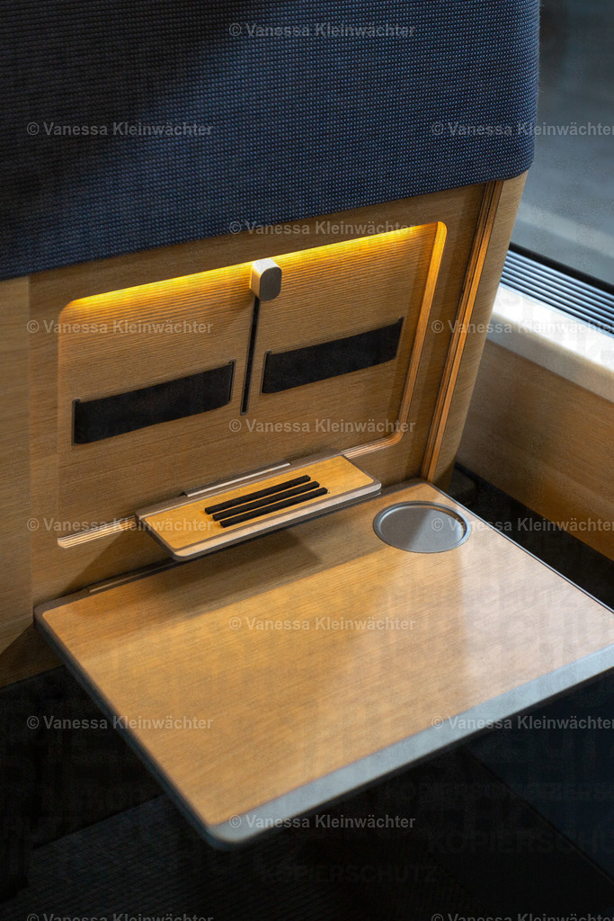 Deutsche Bahn stellt neues ICE-Design vor | Ausgeklappter Tisch an der Rückseite eines Sitzes mit Getränkemulde, Beleuchtung und Tablethalterung.

Berlin, 18.05.2022: In der STATION stellt die Deutsche Bahn ihr neues ICE-Design mit einem begehbaren Modell vor. Neuerungen sind etwa das Material der Sitze und die Ergänzung einer Tablethalterung. Ende 2023 sollen die ersten ICEs mit dem neuen Design auf die Schiene kommen. - Realisiert mit Pictrs.com