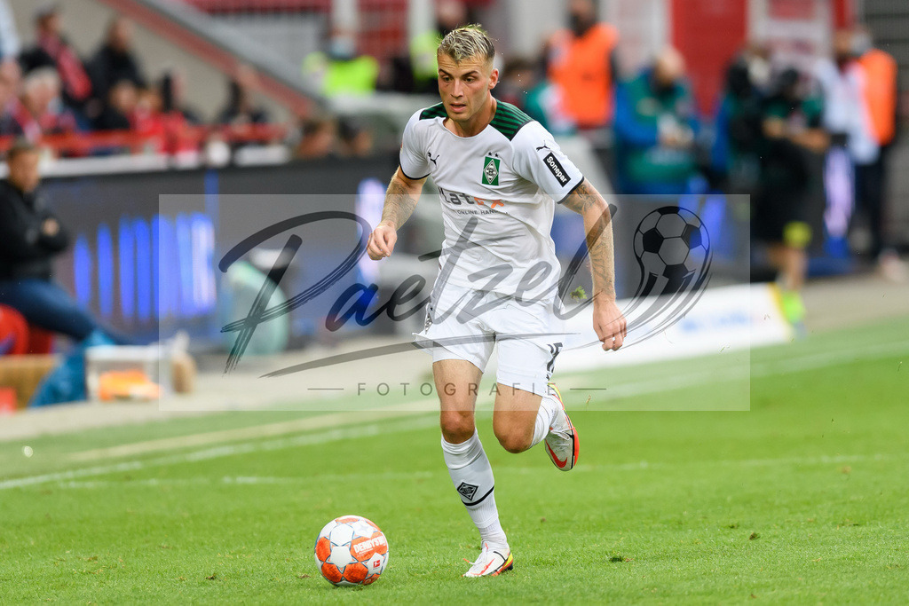 FCUBMG20210829_241 | Fussball, Herren: Jordan Beyer (Borussia Moenchengladbach) in Aktion, am Ball, Einzelaktion beim Spiel der 1. Bundesliga zwischen 1. FC Union Berlin und Borussia Moenchengladbach im Stadion An der Alten Foersterei am 29.08.2021 in Berlin, Deutschland. - Realisiert mit Pictrs.com
