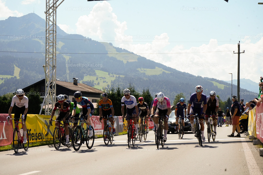 208_20230817_Bewerb_Maenner_Muehlanger | AUT - OESTERREICH, 2023-08-16: SPORT RENNRAD-FAHREN - 55. INTERNATIONALER RADWELTPOKAL IN ST. JOHANN IN TIROL  - Vintage-Radrennen mit WM-Bronze-Medaillen-Siegerin Christina Schweinberger, den Teilnehmer und Alexander Baumann (vom Orginastions-Team) - TAG 2 BEWERB MAENNER IN SECHS GRUPPEN  ; Foto: Roland Muehlanger