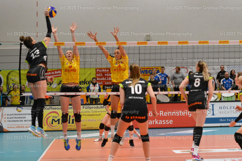 VBL VFB SUHL vs. LADIES IN BLACK AACHEN | Ladys in Black am Ball; VBL VFB SUHL vs. LADIES IN BLACK AACHEN, Volleyball-Bundesliga Frauen am 03.02.2018 in der Multihalle in Meiningen, (Deutschland) - Realisiert mit Pictrs.com