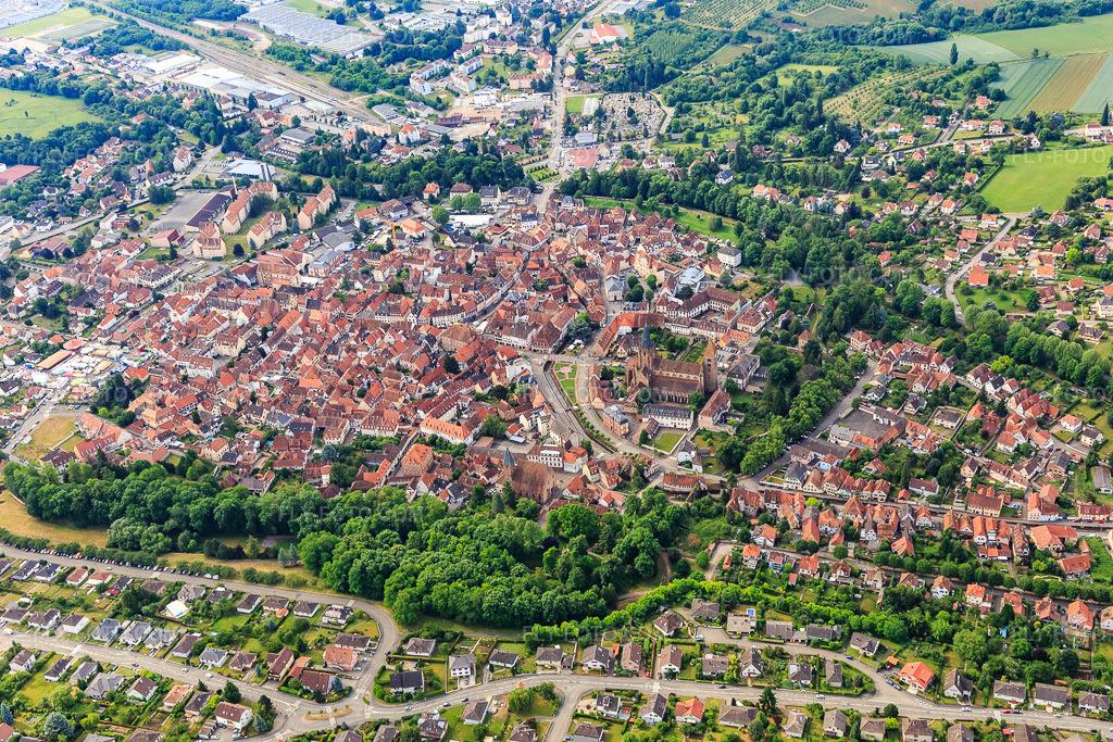 Aerial view: Historic Old Town from the North in Wissembourg in the state Bas-Rhin, France. – Photo: IMG_100686.jpg taken on 06/05/2017 by Werner Riehm/FLY-FOTO.com – Resolution of the original: 5472 x 3648 px