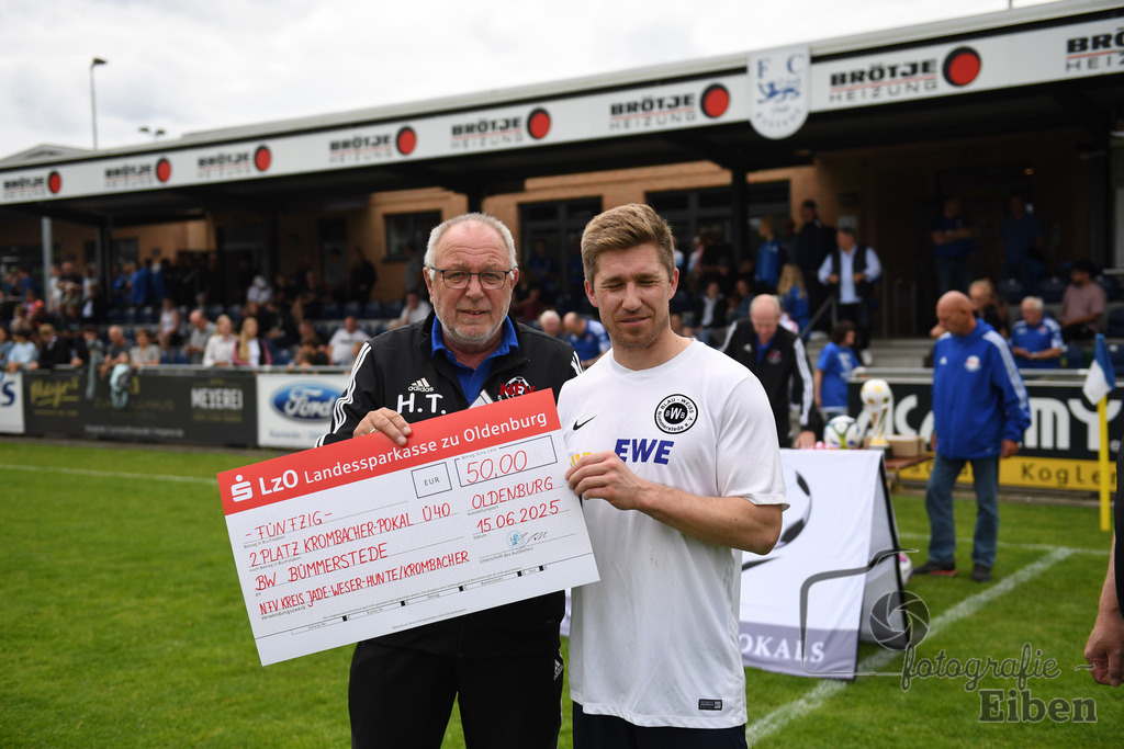 SV Brake Ü40-BW Bümmerstede (Ü40) | Kreispokal Finale Jade-Weser-Hunte Ü40; SV Brake Ü40 (rot)-BW Bümmerstede Ü40 (weiß) am 15.06.2025 in Rastede (Sportanlage Köttersweg), Photo: Philip Eiben 2025 - Realisiert mit Pictrs.com