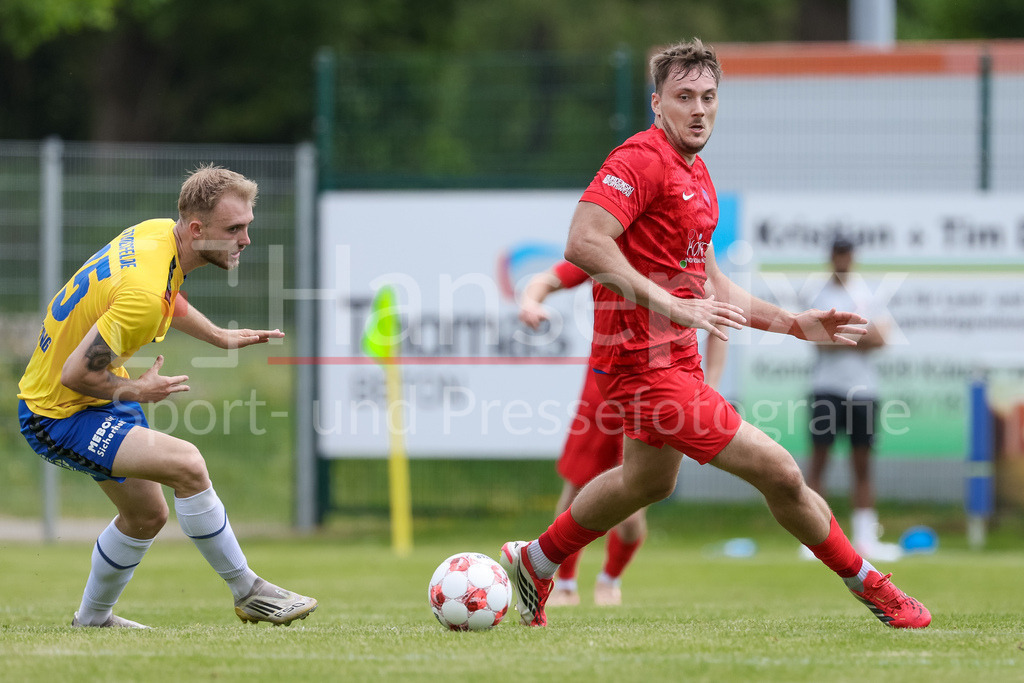 Fussball, Aufstiegsrunde Regionalliga Nord, SV Todesfelde - Blumenthaler SV | v.li.: Tyler Körting (SV Todesfelde, 25) und Kilian Lammers (Blumenthaler SV, 13) im Zweikampf, Duell, Dynamik, Aktion, Action, Spielszene