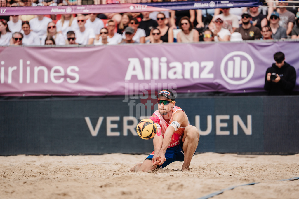 Beachvolleyball | Männer | Allianz German Beach Tour 2025 | Tourstop Bremen | 15.06.2025 | Bennet Poniewaz nimmt den Ball an