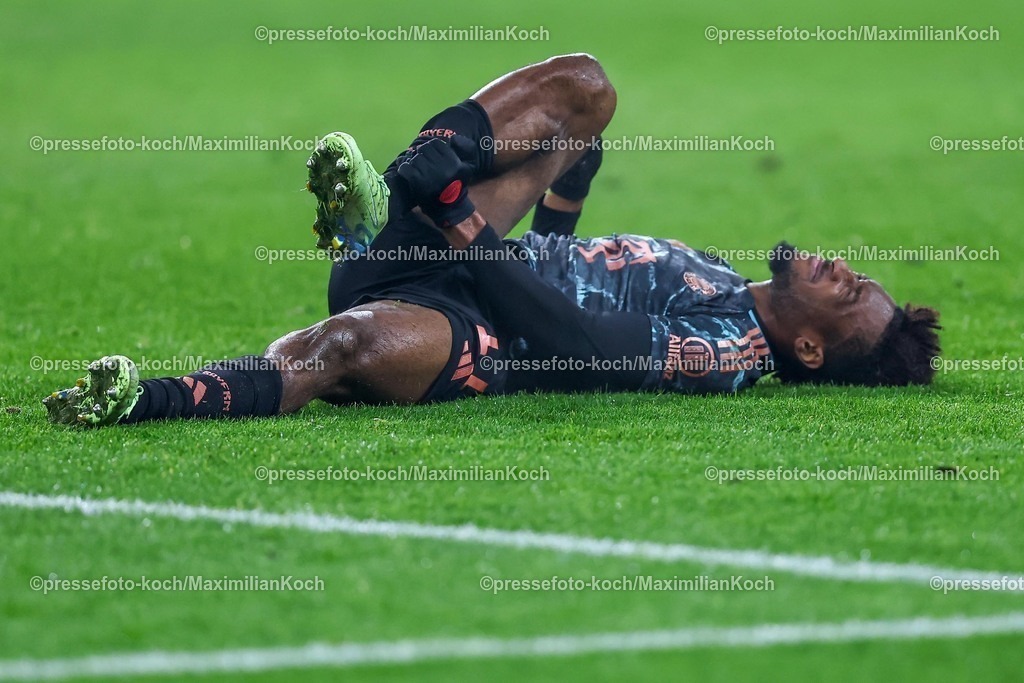 BMG11012501101 | 11.01.2025, Fußball, Borussia Mönchengladbach - FC Bayern München, 1. Fußball Bundesliga, Borussia-Park, Saison 2024 2025: Kingsley Coman (Bayern #11) liegt nach Foulspiel von Julian Weigl (Mönchengl. #8) mit Schmerzen auf dem SpielfeldDFB regulations prohibit any use of photographs as image sequences and or quasi-video.