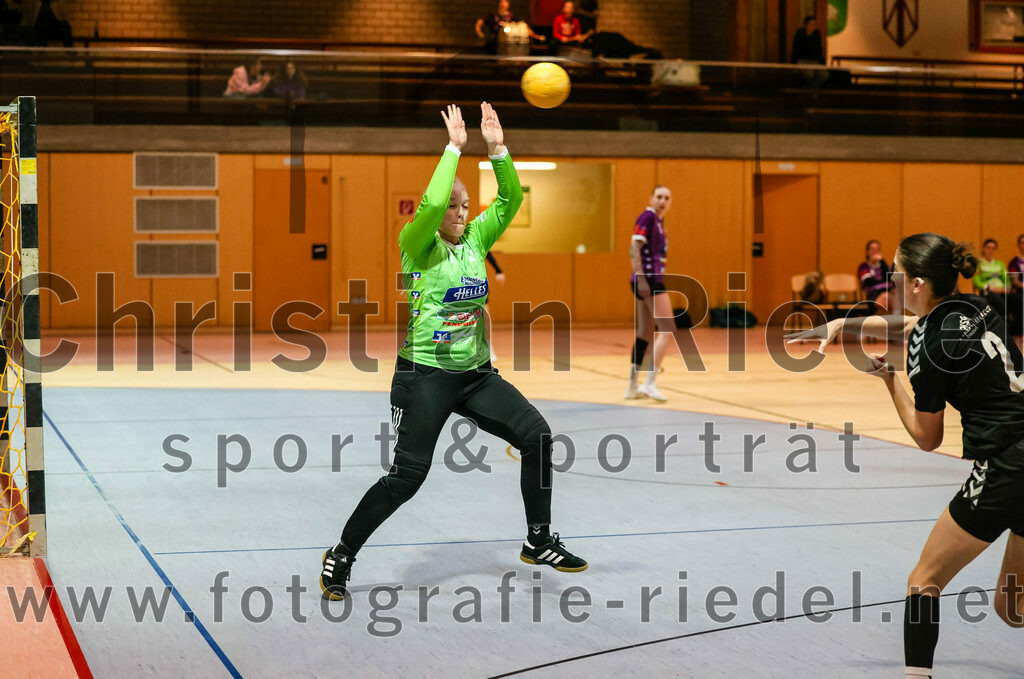 2024-01-27_050_SpVgg_Altenerding_gegen_HSG_Schwab-kirchen | Erding, Deutschland, 27.01.2024:
Handball, Bezirksoberliga Frauen Altbayern 2023 / 2024, 12. Spieltag, SpVgg Altenerding gegen HSG Schwab/kirchen, Endergebnis: 39:28

Torfrau Hanna Obermair (SpVgg Altenerding, #1), Johanna Tiepmer (HSG Schwab/kirchen, #2)

Foto: Christian Riedel / fotografie-riedel.net