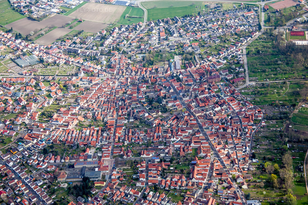 Luftbild: Ortsansicht der Straßen und Häuser der Wohngebiete in Waldsee im Bundesland Rheinland-Pfalz in Deutschland. Foto: IMG_076896.jpg vom 12.04.2015 durch Werner Riehm/FLY-FOTO.de