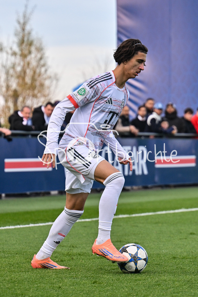 Paris Saint Germain U19 - FC Bayern München U19 | PARIS, FRANKREICH - 4. NOVEMBER: am Ball Adin LICINA (FC Bayern München U19 16) beim Ligaspiel zwischen der U19 von Paris Saint Germain und der U19 des FC Bayern München am 4. Spieltag der UEFA Youth League am PSG Campus am 04.11.2025
