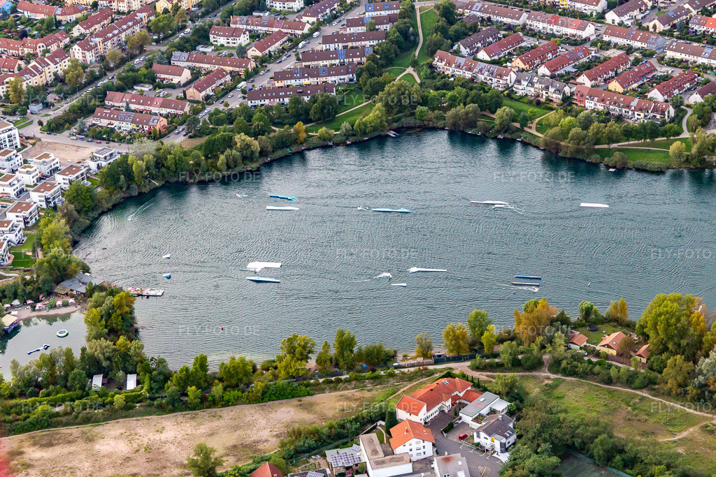 Luftbild: Wasserski- und Wakeboardinganlage auf dem Rheinauer See im Ortsteil Rheinau in Mannheim im Bundesland Baden-Württemberg in Deutschland. Foto: IMG_102633.jpg vom 24.08.2017 durch Werner Riehm/FLY-FOTO.de
