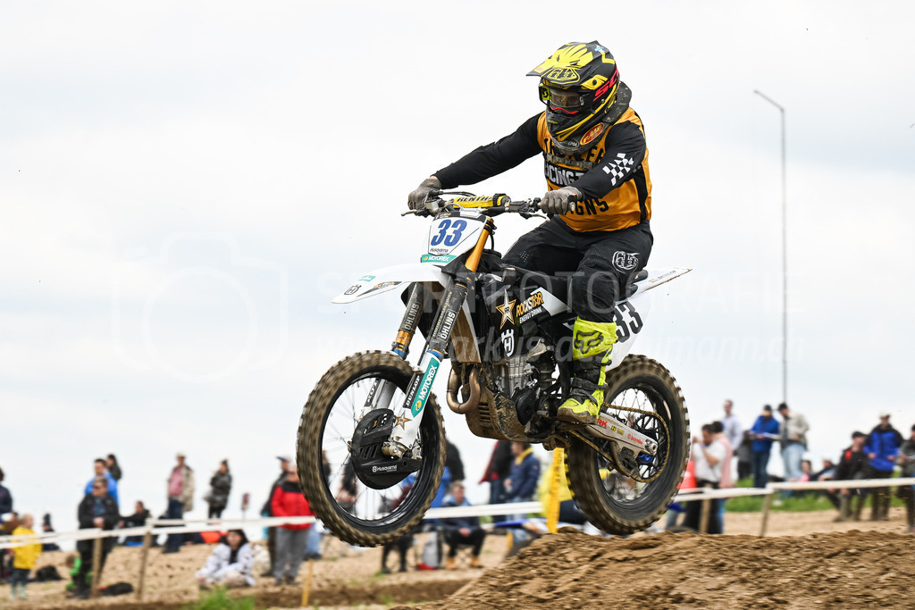 Motocross Schlatt bei Winterthur - 30. April 2023 | #33 Somma Franco aus Saland (CH) auf Husqarna in der Kategorie Senioren am Motocross Schlatt bei Winterthur, 30. April 2023. 
Instagram: @mx_schlatt | @mc_wila | @sam_schweiz
Bild: Sportfotografie Markus Aeschimann | www.markus-aeschimann.ch - Realisiert mit Pictrs.com