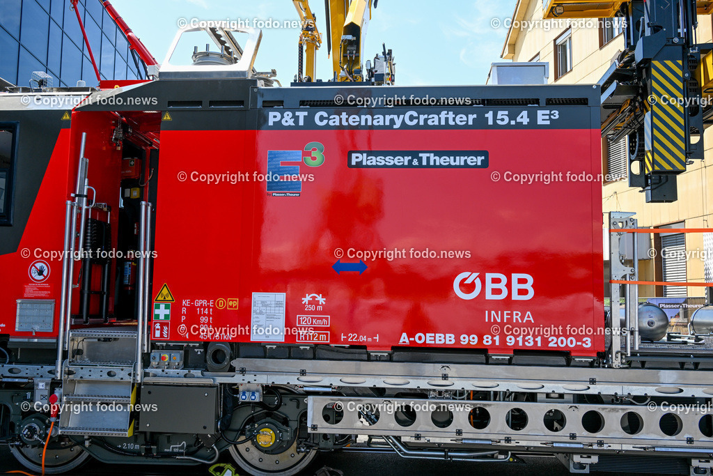 Pressekonferenz OeBB-Infrastruktur AG und Plasser _ Theurer_  guene Instandhaltungsflotte_ 01.06.2023-6 | 01.06.2023, Hafenstrasse, AUT, Pressekonferenz OeBB-Infrastruktur AG und Plasser & Theurer,  Praesentation des ersten Fahrzeugs der neuen gruenen Instandhaltungsflotte, im Bild erstes Fahrzeug der neuen gruenen Instandhaltungsflotte