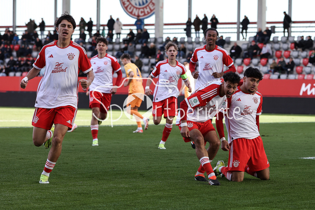 FC Bayern München U19 - TSG 1899 Hoffenheim U19 | Jubel nach dem Treffer zum 1-o fuer den FC Bayern durch Emirhan DEMIRCAN (FCB #11) / Torschuezte / Tor / Freude / Happy