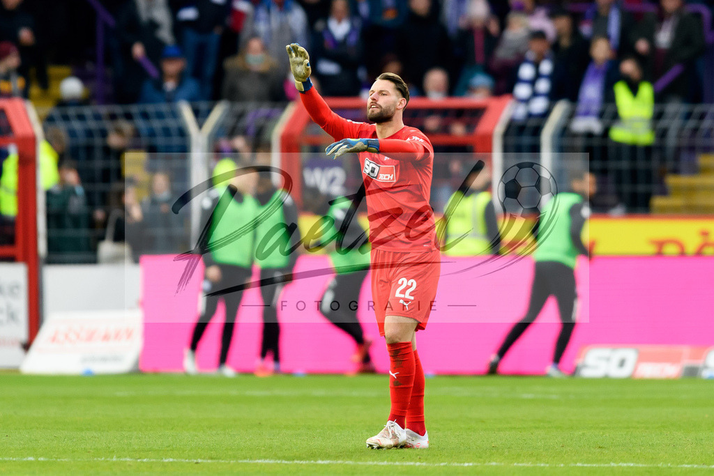 OSNTSV20211106_109 | Fussball, Herren: Torwart Philipp Kuehn (VfL Osnabrueck) gestikuliert, Gestik bei dem Spiel der 3. Liga zwischen VfL Osnabrueck und TSV 1860 Muenchen im Stadion an der Bremer Bruecke am 06.11.2021 in Osnanbrueck, Deutschland.DFB / DFL REGULATIONS PROHIBIT ANY USE OF PHOTOGRAPHS AS IMAGE SEQUENCES AND/OR QUASI-VIDEO. - Realisiert mit Pictrs.com