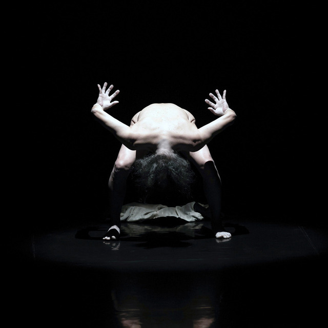 Tadashi Endo - Shinkai No Tamashii - Die toten Seelen | Digital Fotografie für großformatige FineArtPrint, im Gallus Theater Frankfurt am Main 2024, Butoh Tänzer Tadashi Endo: http://www.butoh-ma.de/
Digital photography for large format FineArtPrint, in Gallus Theater Frankfurt am Main 2024, Butoh dancer Tadashi Endo: http://www.butoh-ma.de/
 - Realisiert mit Pictrs.com