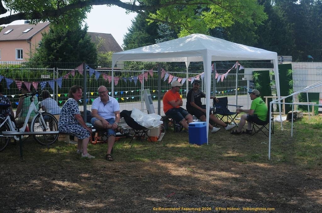 Geißmannsdorf-2026-Festumzug-044 | Festumzug in Geißmannsdorf bei Bischofswerda im Juni 2026. Fotografische Eindrücke und Momentaufnahmen vom Festumzug anläßlich des 800-jährigen Bestehens von Geißmannsdorf - mit Teilnehmern und Gästen, Strohpuppen und geschmückten Vorgärten und Grundstücken - Realisiert mit Pictrs.com