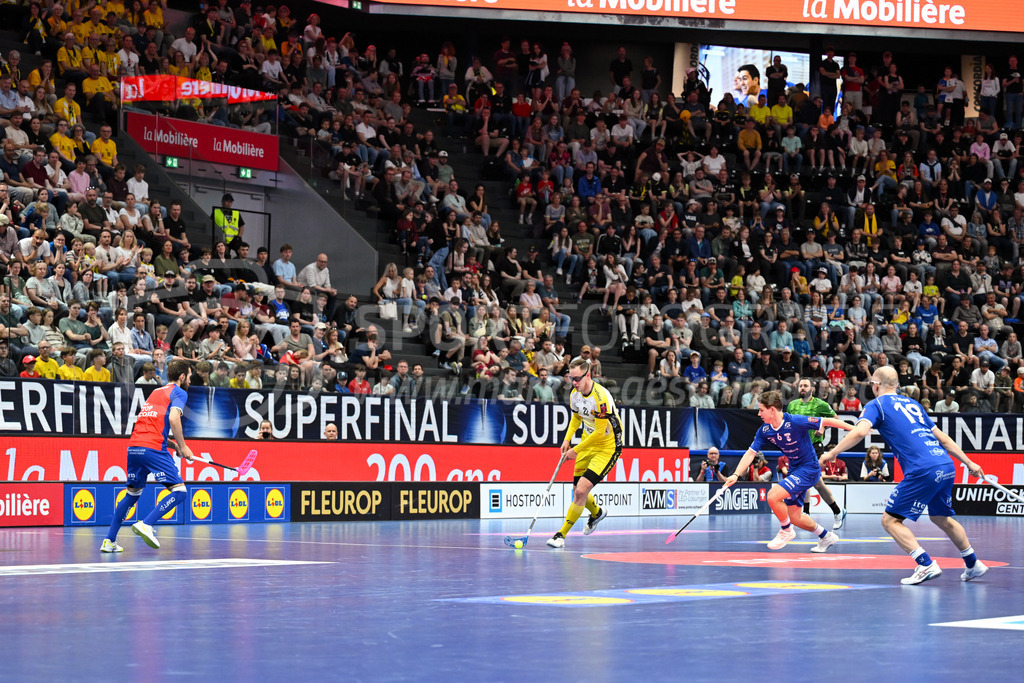Zug United - HC Rychenberg - 25. April 2026 | Michel Wöcke (#22 HC Rychenberg Winterthur) gegen Albin Sjögren (#22 Zug United), Linus Hedlund (#6 Zug United) und Severin Nigg (#19 Zug United) am L-UPL Superfinal-Spiel zwischen Zug United und HC Rychenberg am 25. April 2026 in der BCF Arena, Fribourg, Schweiz.Bild: Sportfotografie Markus Aeschimann | www.markus-aeschimann.ch - Realisiert mit Pictrs.com