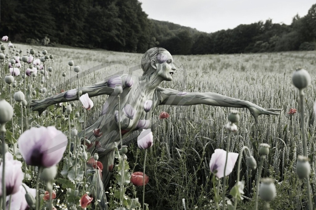 NatureArt-MOHNMIX_0800b | Gestreckte Arme zwischen den Kapseln | #007 | Modell: Tina | Foto: Tschiponnique Skupin - Realisiert mit Pictrs.com