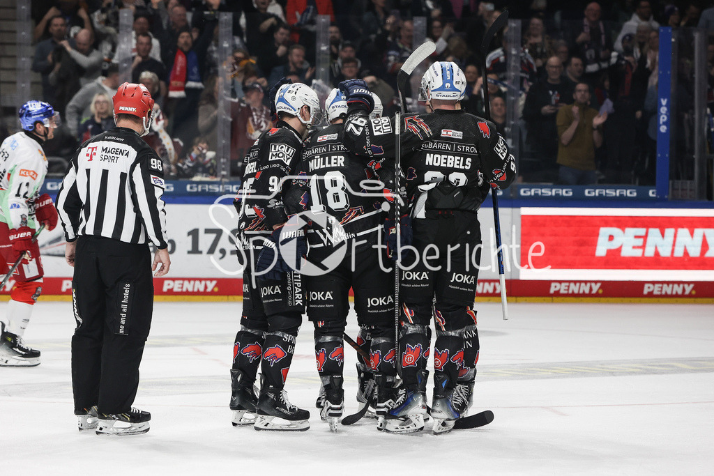 Eisbären Berlin - Augsburger Panther | Jubel der Hausherren nach dem Treffer zum 3-2 durch Jonas MUELLER (EBB #18) / Freude / Happy / Tor / Torschuetze