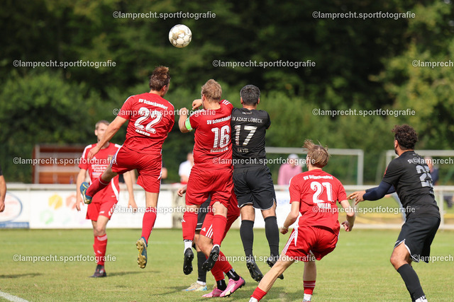 Fußball I Herren I Saison 2025-2026 I Verbandsliga Süd I 7. Spieltag I SV Schackendorf - SV Azadi Lübeck I 06.09.2025.153 | v.l. Jorrit Bernoth (16, SV Schackendorf), Mehmet-Inan Akyol (17, SV Azadi Lübeck) - Realisiert mit Pictrs.com