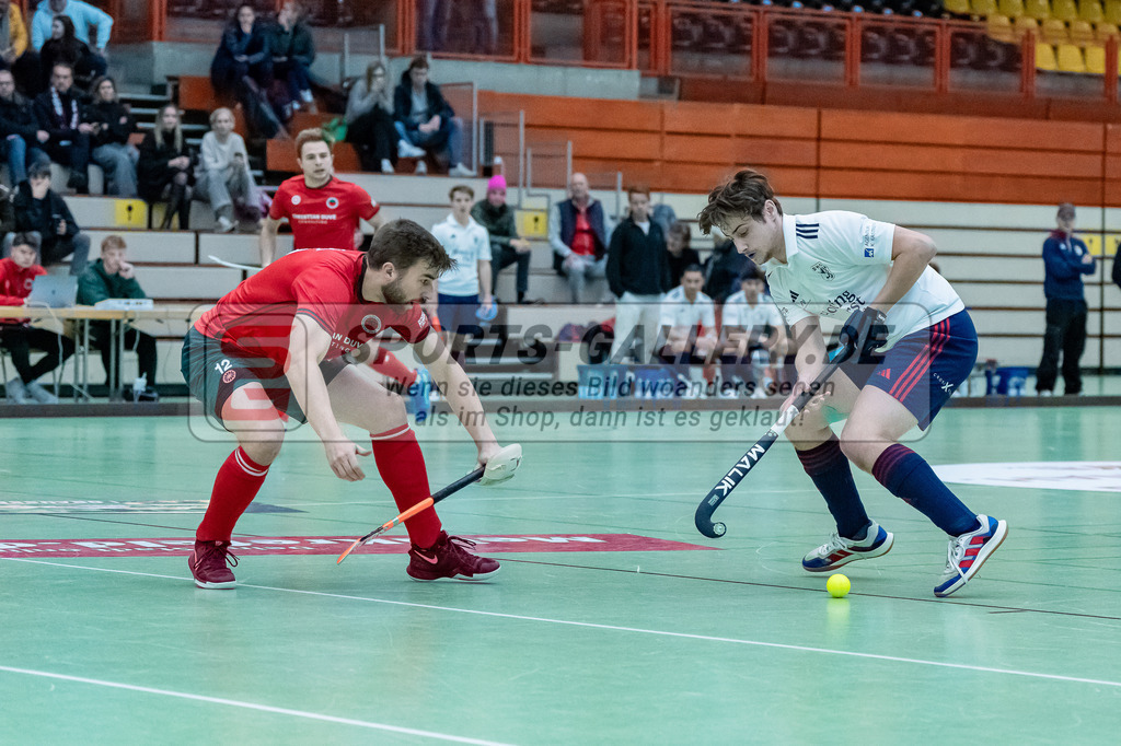 HK_20231217_107533 | 1. Bundesliga Herren Crefelder HC - Düsseldorfer HC  am 17.12.2023 Sporthalle Glockenspitz, Krefeld , Jansen Phillip ( Crefelder HTC #12 ) , von Schwerin Alex ( Düsseldorfer HC #7 )
