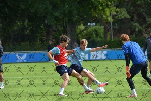 RGE_0087 | Hertha BSC, 2.Bundesliga, Herren, Fußball, Training auf dem Schenckendorffplatz, Dienstag 18.08. 2026, Saison 2026/27,  im Bild von li. Linus Gechter ( Hertha BSC ), Niklas Hildebrandt ( Hertha BSC ),  Fotograf: Ralf Gebhardt - Realisiert mit Pictrs.com