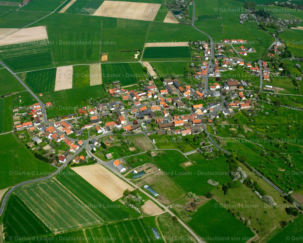 2615037 | ARNSHAIN 07.06.2006 Ortsansicht am Rande von landwirtschaftlichen Feldern und Nutzflächen  in Arnshain im Bundesland Hessen, Deutschland // Village view on the edge of agricultural fields and land  in Arnshain in the state Hesse, Germany Foto: Gerhard Launer