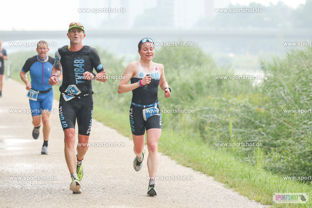 LUR_1155 | 34. M-net Erlanger Triathlon 2025 #erlangertriathlon  #mnettriathlon2025 #mnettriathlon #team #olympischedistanz #mitteldistanz #triathlon #maindonaukanal  #erlangertriathlon2025 #yourpictrs #tv1848 #tv1848erlangen  #triathlonbayern #sportinerlangen #demsportverbunden #sportshot_your_pictrs Copyright: www.sportshot.de