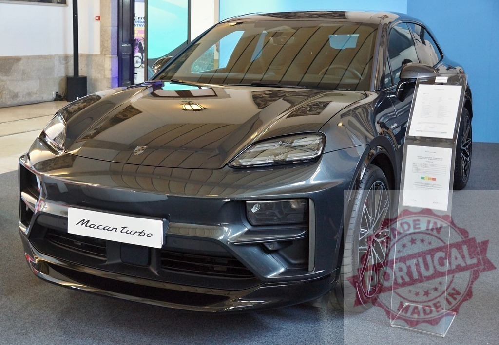 Modern dark grey Porsche Macan Turbo electric SUV | Latest Porsche Macan Turbo electric vehicle displaying sleek design in a showroom setting - Realisiert mit Pictrs.com