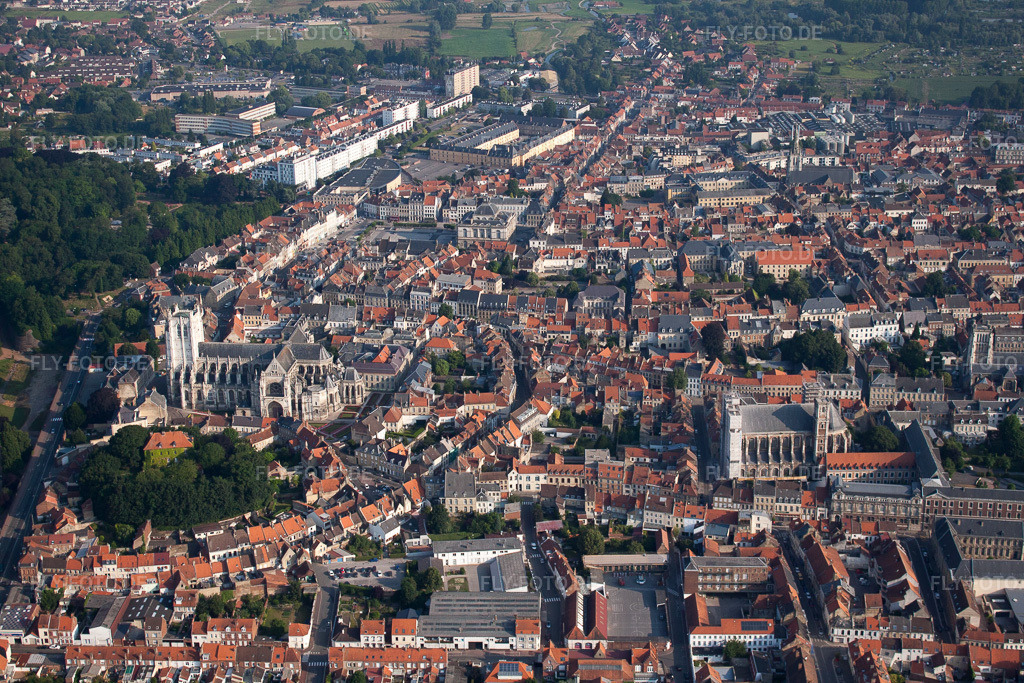 Luftbild: Ortsansicht in Saint-Omer im Bundesland Pas-de-Calais in Frankreich. – Foto: IMG_58933.jpg vom 22.07.2013 durch Werner Riehm/FLY-FOTO.de – Auflösung des Originals: 4752 x 3168 px