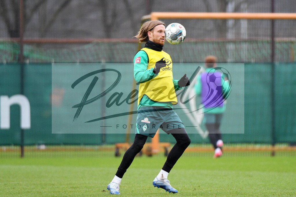 20200227_TRASVW_0046 | Fussball, Herren: Michael Lang (Werder Bremen) in Aktion, am Ball, Einzelaktion waehrend der Trainingseinheit des SV Werder Bremen auf dem Trainingsplatz am wohninvest Weserstadion am 27.02.2020 in Bremen, Deutschland. - Realisiert mit Pictrs.com