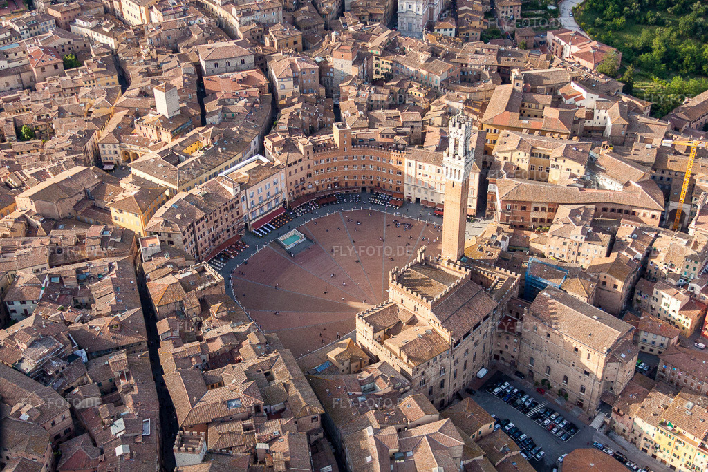 Luftbild: Marktplatz Piazza del Campo im Innenstadt- Zentrums in Siena im Bundesland Siena in Italien. Foto: IMG_28480.jpg vom 03.06.2010 durch Werner Riehm/FLY-FOTO.de