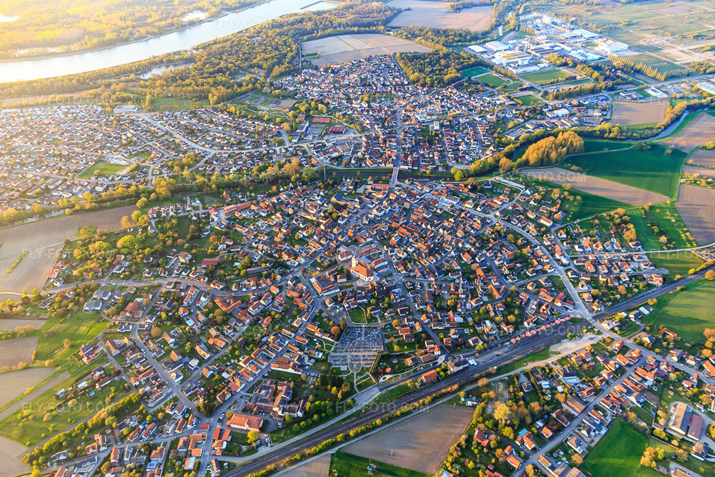 Aerial view: City overview from the north in Drusenheim in the state Bas-Rhin, France. – Photo: IMG_126536.jpg taken on 04/25/2021 by Werner Riehm/FLY-FOTO.com – Resolution of the original: 5472 x 3648 px