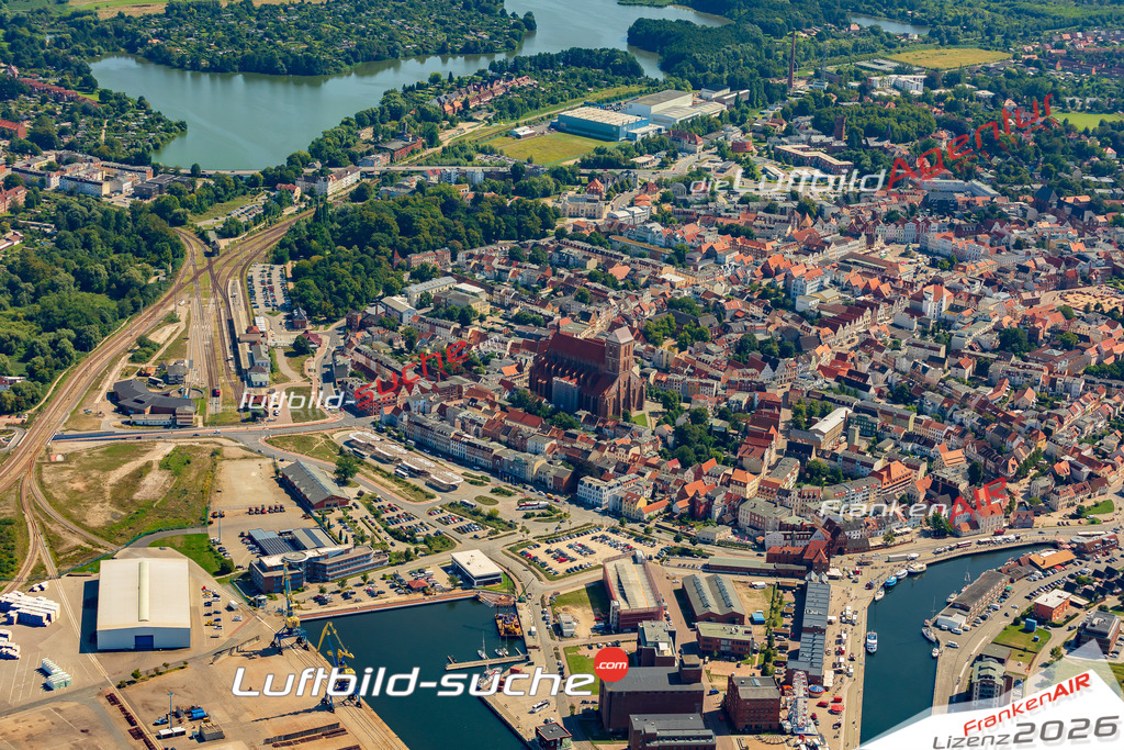 Altstadt Wismar Bild- Das Luftbild wurde 2025 vom UL-Flugzeug heraus erstellt ( keine Drohne bzw. Drohnenaufnahme ) - Hochauflösende Luftaufnahme -Nicht vergleichbar mit Google Maps oder Satelittenbilder- Die Geschenkidee !Mit Lizenz und Bildrechte bestellbar - CC